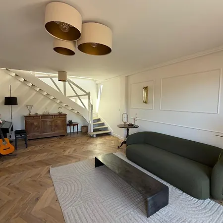 Large 105m With Terrace & Parking